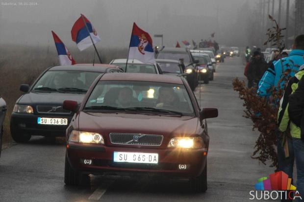 Osvešten i naložen badnjak uz pesmu, igru i veselje