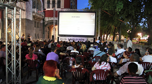 Više od 200 ljudi gledalo film u bioskopu na otvorenom