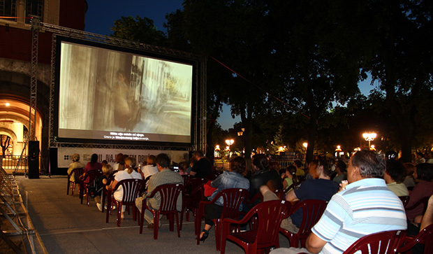 Više od 200 ljudi gledalo film u bioskopu na otvorenom