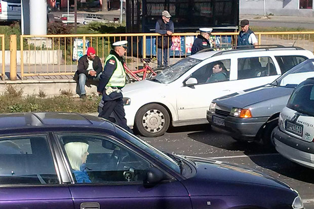 Srušio se stub javne rasvete na Segedinskom putu