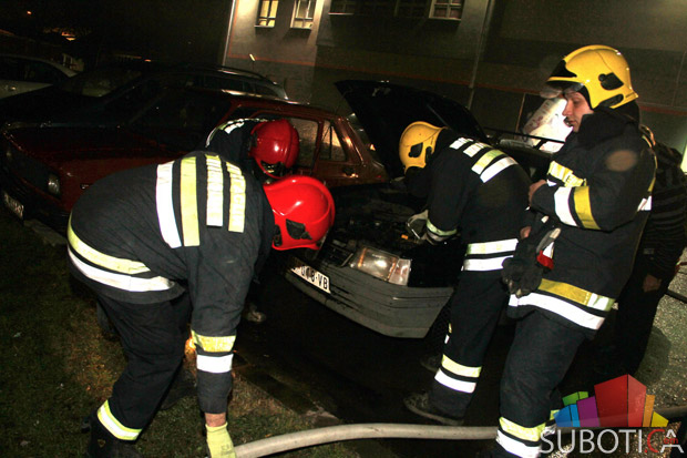 Blagovremena intervencija vatrogasaca spasila širenje vatre na više okolnih vozila