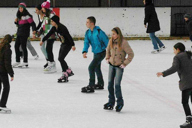 Postavljen led na Gradskom klizalištu