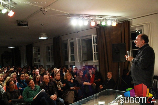 Zoran Milivojević sinoć u prepunom “Skladištu” održao predavanje na temu: Da li smo emocionalno pismeni?