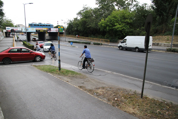 Upozoravamo! Neuređena saobraćajnica i opasna raskrsnica