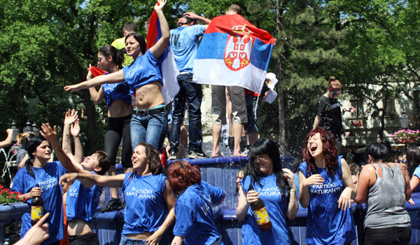 Proslava maturanata - kupanje u fontani