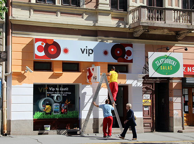 Vip bez dozvole prekrečio fasadu na Korzu