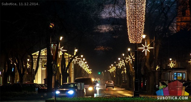 U toku je novogodišnje ukrašavanje grada - vratila nam se porodica Snešković