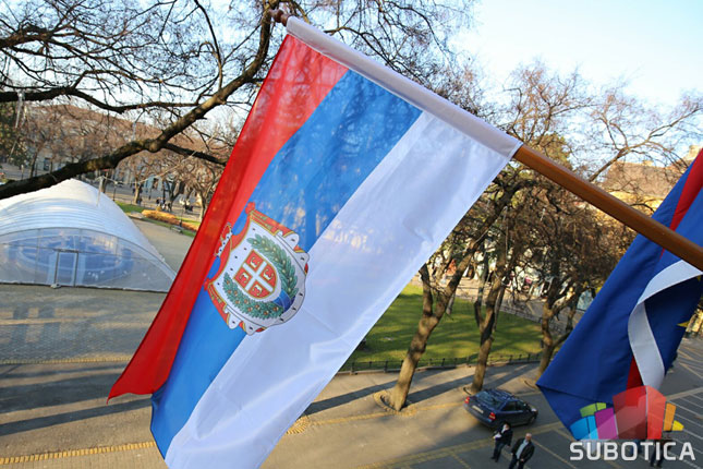 Nova zastava Vojvodine zavijorila se na Gradskoj kući