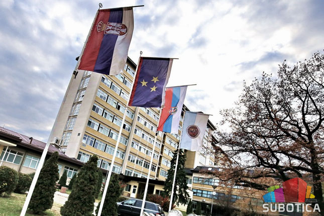 Nova zastava Vojvodine zavijorila se na Gradskoj kući