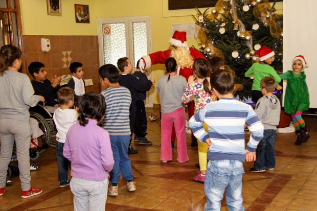 Deda Mraz posetio decu iz Kolevke