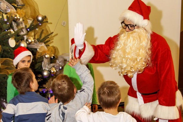 Deda Mraz posetio decu iz Kolevke