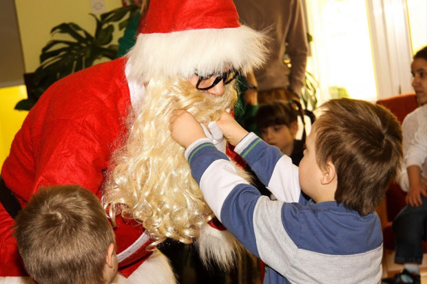 Deda Mraz posetio decu iz Kolevke