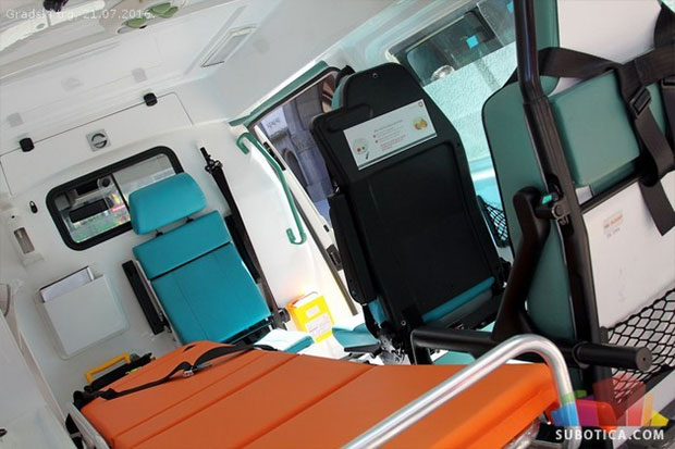 Domu zdravlja predato sanitetsko vozilo za prevoz migranata