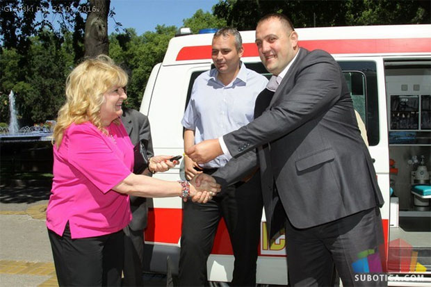 Domu zdravlja predato sanitetsko vozilo za prevoz migranata