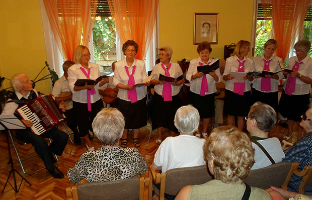 Gerontološki centar dobio harmoniku od Mire Adanje-Polak