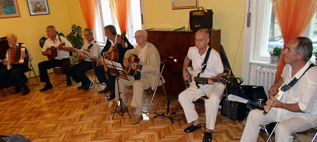 Gerontološki centar dobio harmoniku od Mire Adanje-Polak