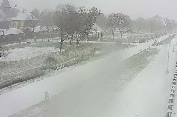 Pao prvi sneg, zimske službe već uveliko na terenu