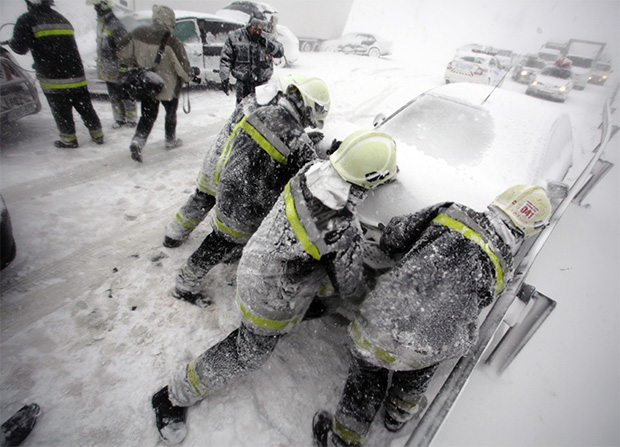 Drama 1.100 srpskih putnika zavejanih 20 sati u Mađarskoj: Mađari iz okolnih sela donose im hranu