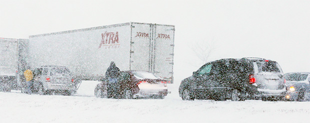 Drama 1.100 srpskih putnika zavejanih 20 sati u Mađarskoj: Mađari iz okolnih sela donose im hranu