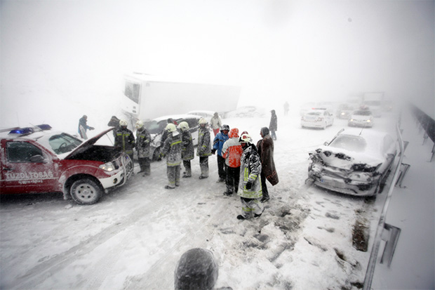 Drama 1.100 srpskih putnika zavejanih 20 sati u Mađarskoj: Mađari iz okolnih sela donose im hranu