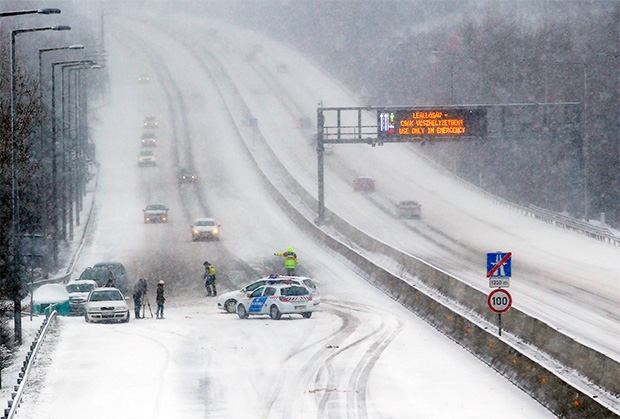 Drama 1.100 srpskih putnika zavejanih 20 sati u Mađarskoj: Mađari iz okolnih sela donose im hranu