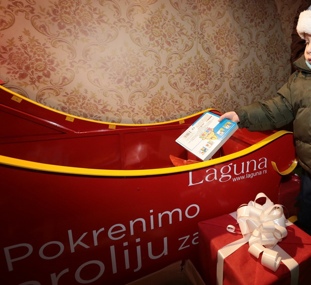 Subotičani pokrenuli prazničnu čaroliju i prikupili knjige za mališane u Opštoj bolnici