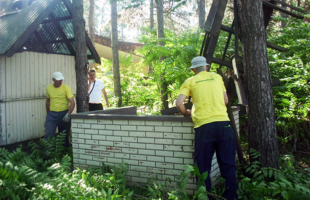 Rušenje nelegalnih objekata u Vikend naselju na Paliću