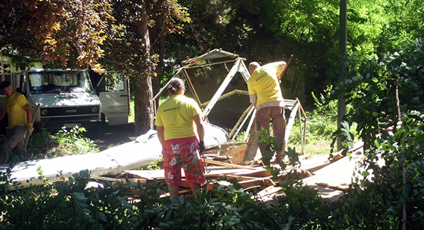 Rušenje nelegalnih objekata u Vikend naselju na Paliću
