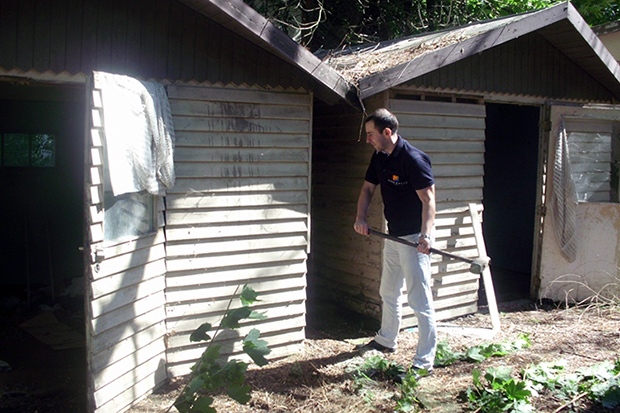 Rušenje nelegalnih objekata u Vikend naselju na Paliću