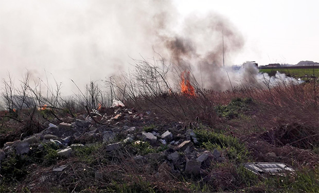 Zapalila se divlja deponija u Keru