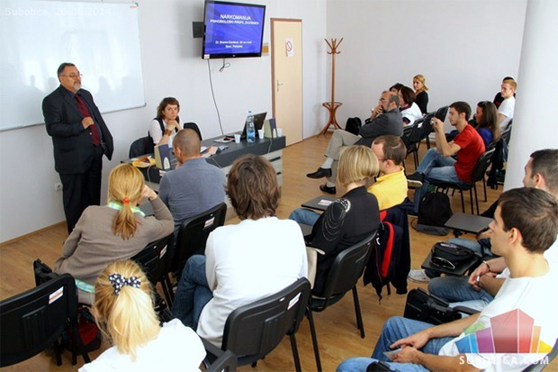 Poruka: "Zavisnost od droga se može sprečiti i lečiti"
