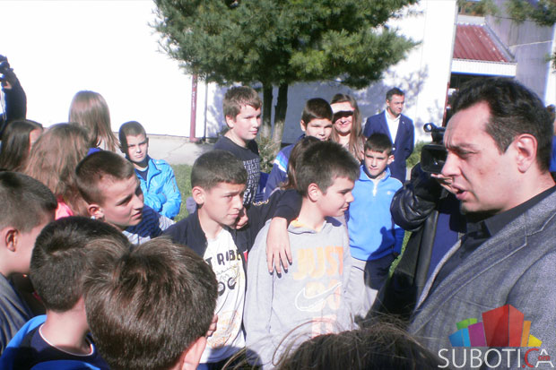 Ministar Aleksandar Vulin posetio decu sa Kosova