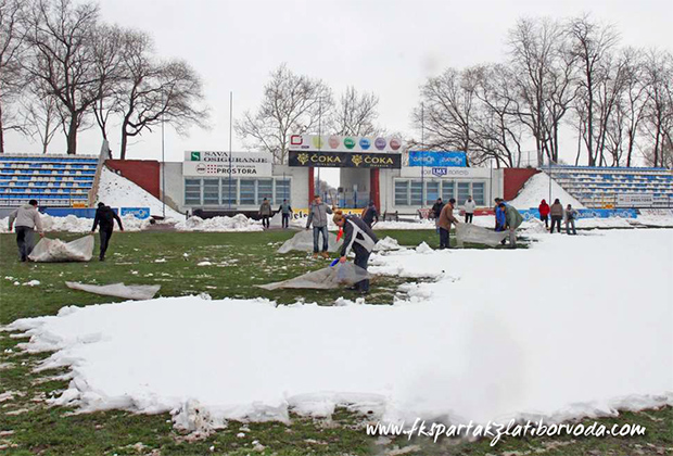 Čišćenje snega na Gradskom stadionu