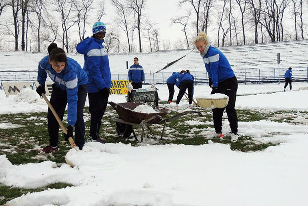 Čišćenje snega na Gradskom stadionu