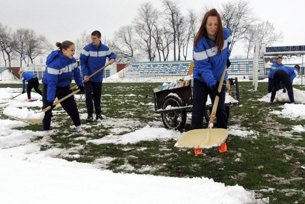 Čišćenje snega na Gradskom stadionu