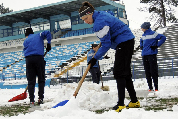 Čišćenje snega na Gradskom stadionu