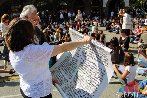 Flešmob performans u čast knjige održan na Gradskom trgu
