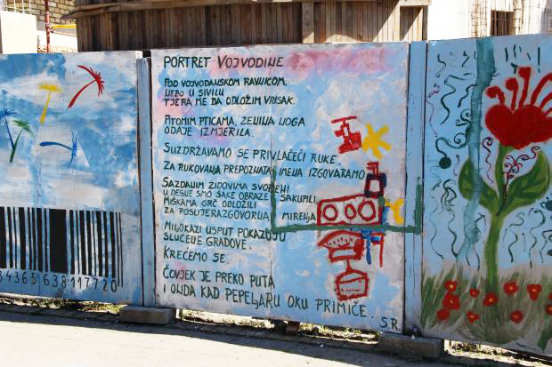 Novinarki oteo mobilni dok ga je slikala kako uništava umetničko delo