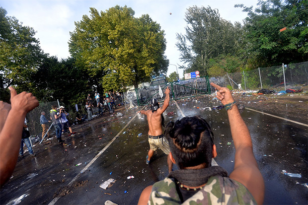 Ratna zona na Horgošu: Oko 300 povređenih, mađarska policija pretukla novinare RTS
