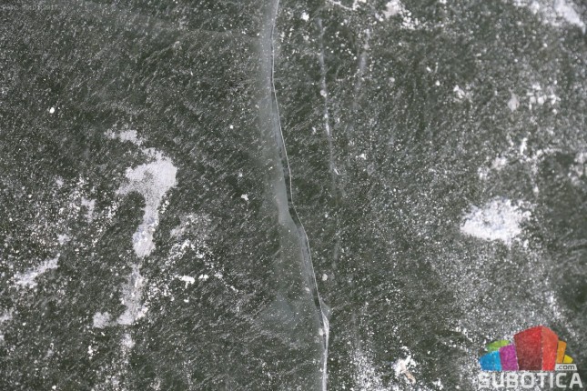 U toku "provetravanje" jezera, led i dalje nebezbedan za klizanje