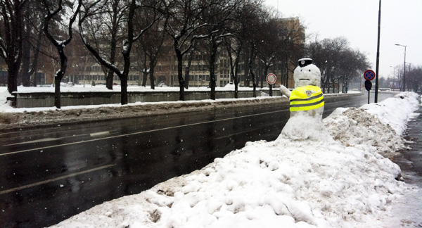Policajac Sneško Belić reguliše saobraćaj
