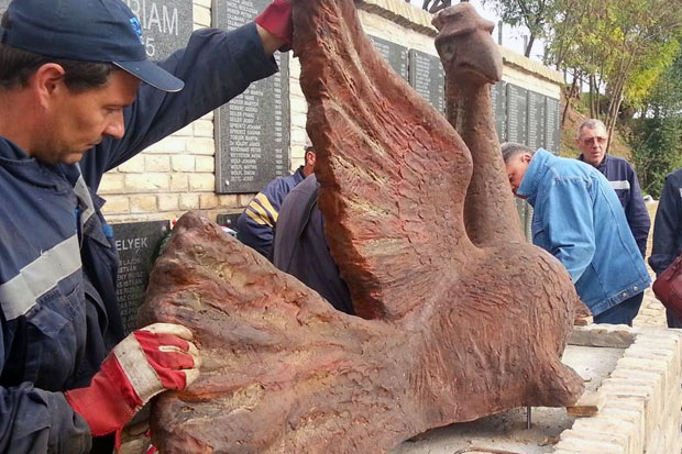 Postavljen novi spomenik "Ptica slomljenih krila"