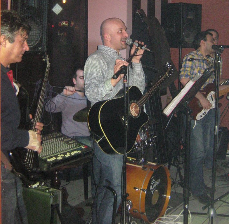 "Superakustik" bend na živo