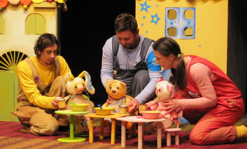 Teatar u pelenama: Szines Mesek - Šarena priča