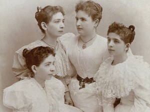 U ogledаlu vremenа - srpsko grаđаnsko društvo nа rаzmeđi vekovа kroz zbirku dr Jovаnа Milekićа