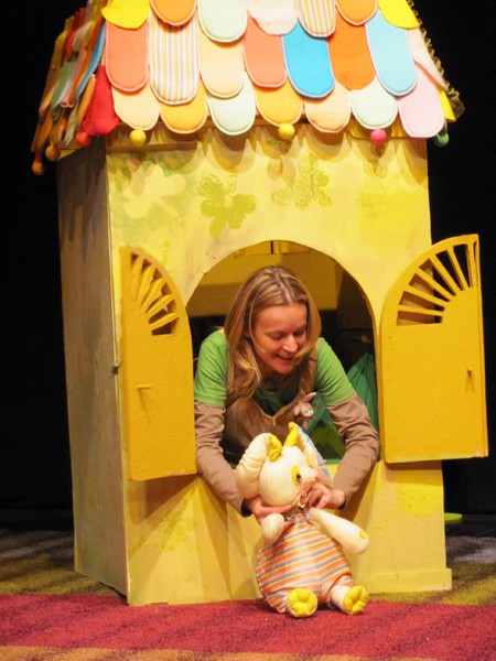 Teatar u pelenama: Šarena priča