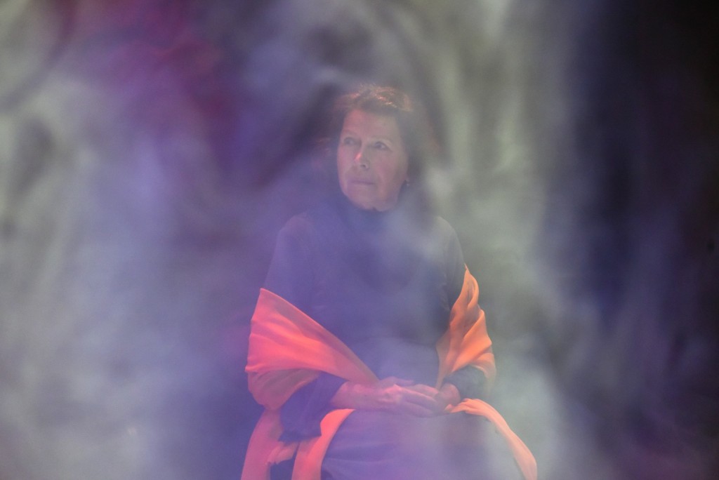 Katalin Ladik doživljava nervni slom, daje otkaz na mesto službenice u banci i postaje konceptualna umetnica