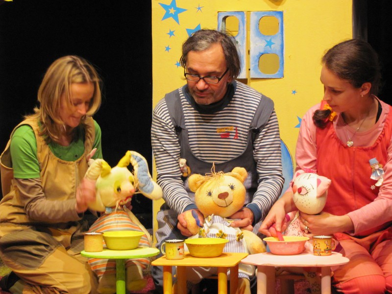 Teatar u pelenama: Šarena priča