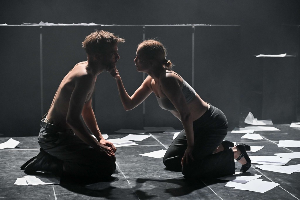 Na osnovu dela Džordža Orvela, Adaptacija: Robert Ike i Danken Mekmilen: 1984