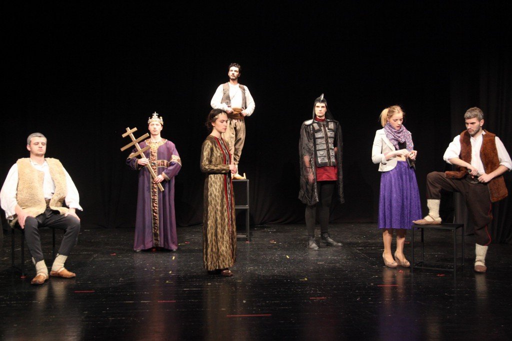 Studenti glume igraju na Letnjoj pozornici za Boška Gugletu